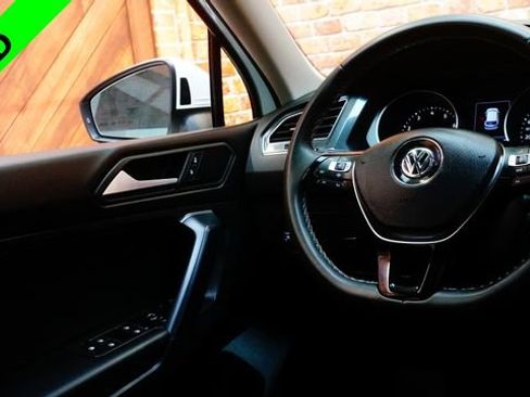 Used 2021 Volkswagen Tiguan SE w/ Panoramic Sunroof Package image 37