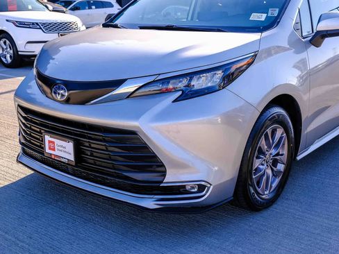 Used 2024 Toyota Sienna XLE FWD image 11