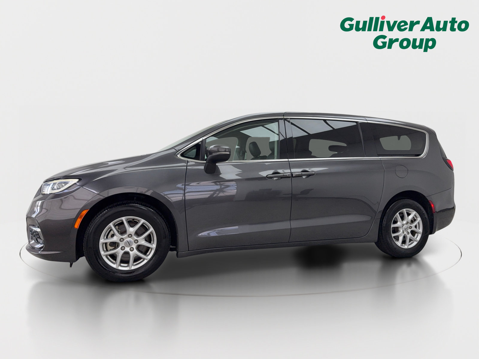 Used 2023 Chrysler Pacifica Touring-L FWD image 2