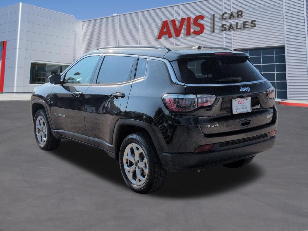 Used 2025 Jeep Compass Latitude w/ Sun & Sound Group AWD/4WD image 9