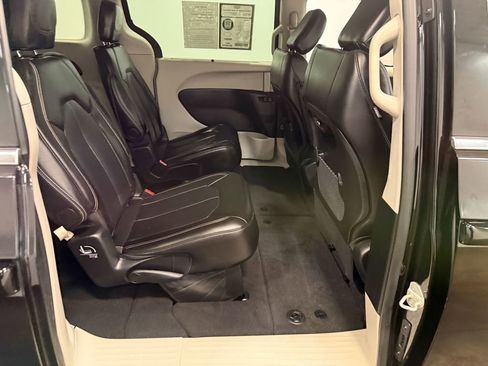 Used 2024 Chrysler Pacifica Touring-L image 63