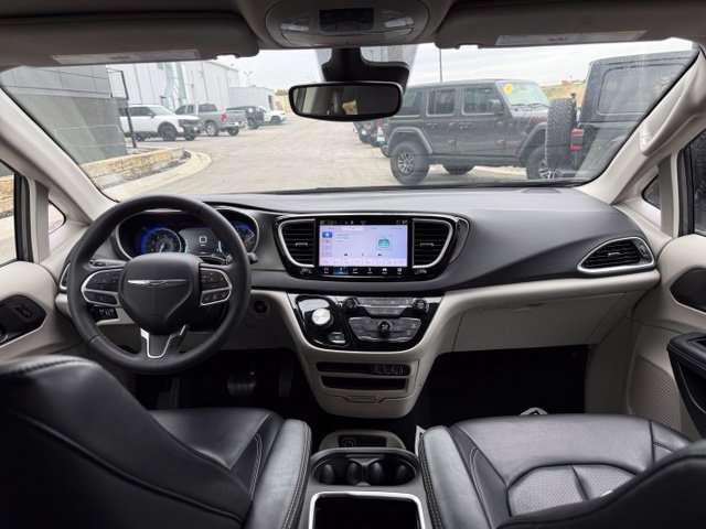 Used 2023 Chrysler Pacifica Touring-L FWD image 15