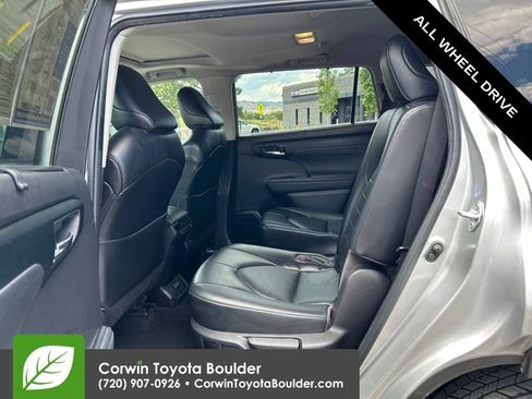 Used 2022 Toyota Highlander XLE AWD/4WD image 23