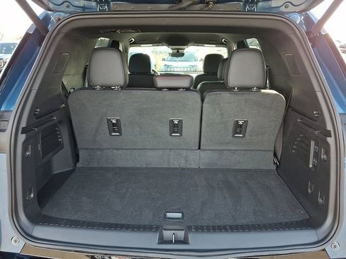 Used 2025 Chevrolet Traverse RS image 32