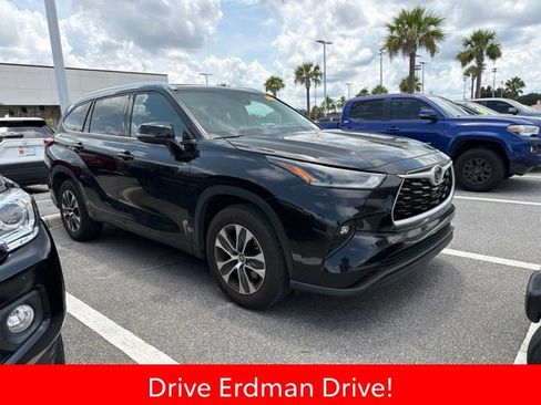 Used 2021 Toyota Highlander XLE FWD image 1