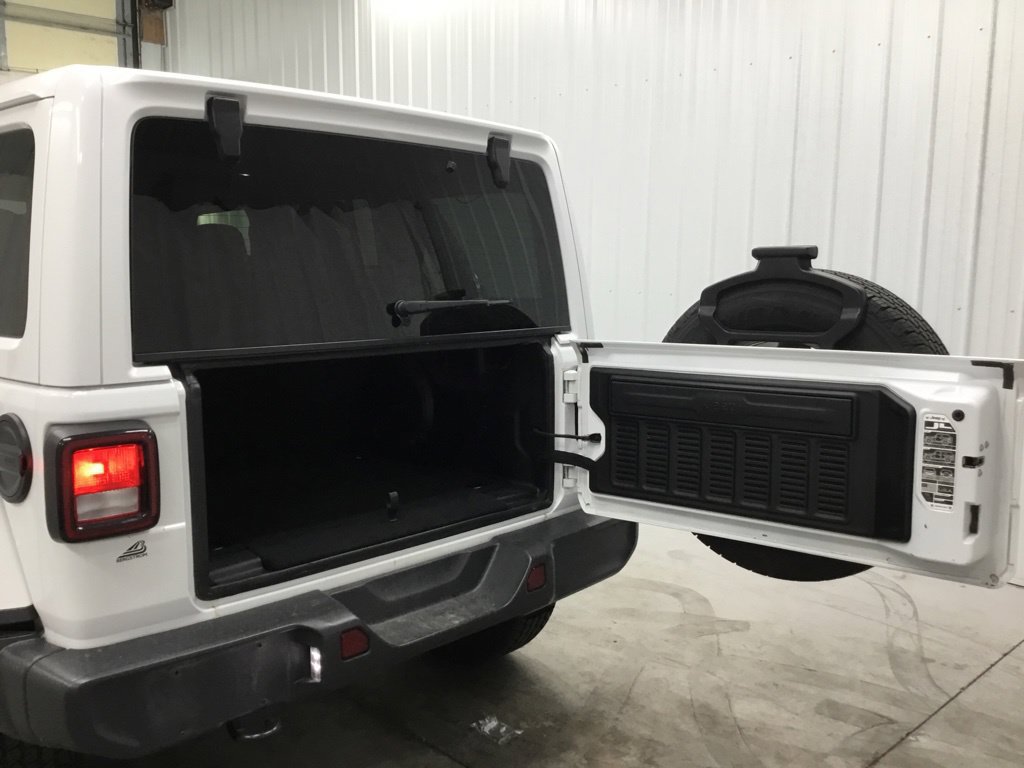 Used 2018 Jeep Wrangler Unlimited Sahara AWD/4WD image 34
