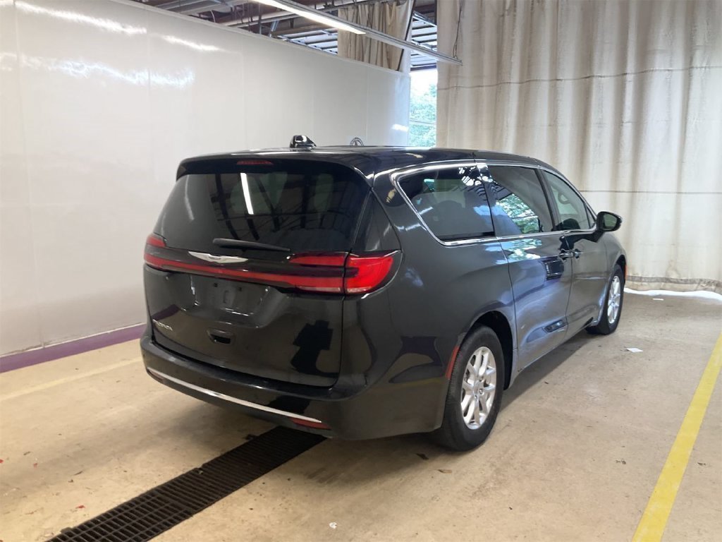 Used 2023 Chrysler Pacifica Touring-L FWD image 2