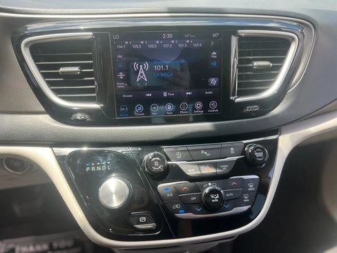 Used 2020 Chrysler Pacifica Touring-L Plus FWD image 18