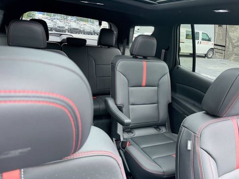 Used 2024 Chevrolet Traverse RS FWD image 34