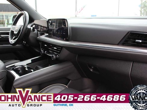 Used 2025 Chevrolet Suburban Premier AWD/4WD image 17
