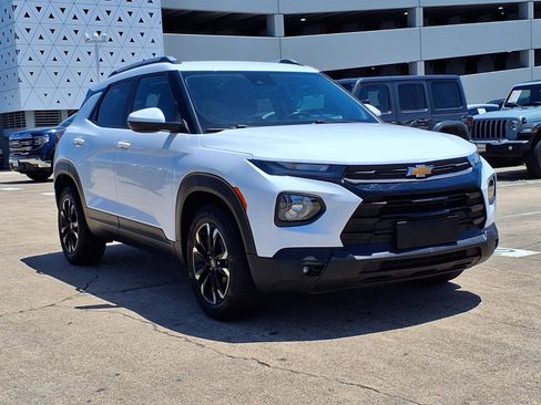 Used 2023 Chevrolet TrailBlazer LT FWD image 2