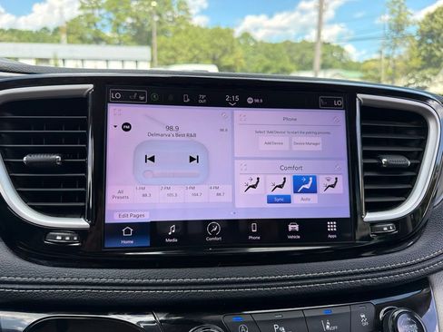 Used 2023 Chrysler Pacifica Touring-L FWD image 10