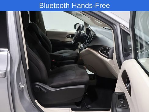 Used 2021 Chrysler Voyager LX image 4