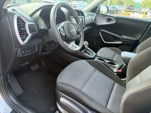 Used 2025 Kia Soul LX w/ LX Technology Package FWD image 2