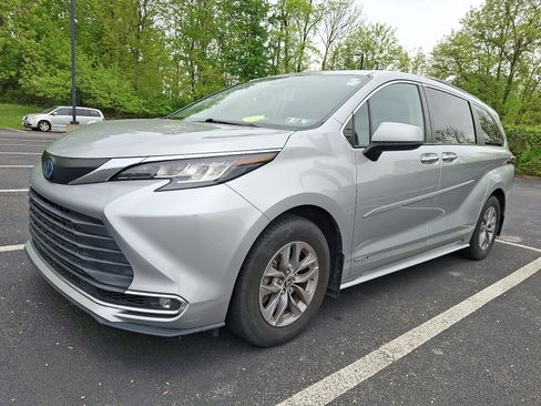 Used 2021 Toyota Sienna XLE w/ XLE Plus Package FWD image 2