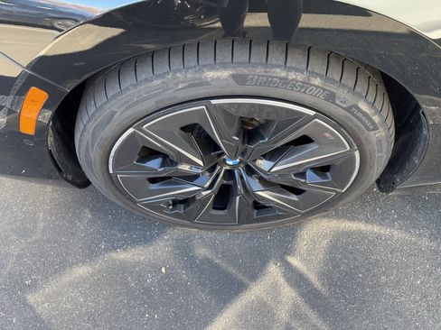 Certified 2025 BMW 760i xDrive w/ Executive Package image 37