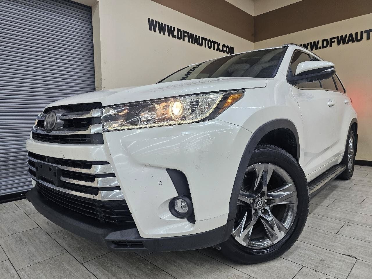 Used 2019 Toyota Highlander Limited Platinum FWD image 1
