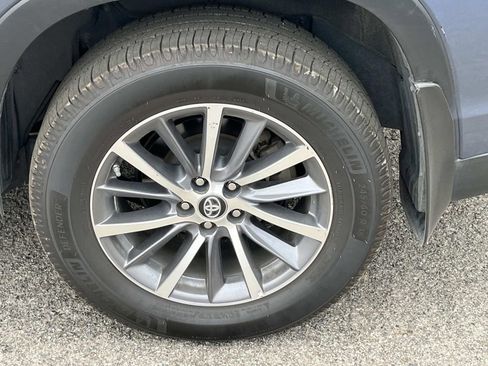 Used 2019 Toyota Highlander XLE image 11