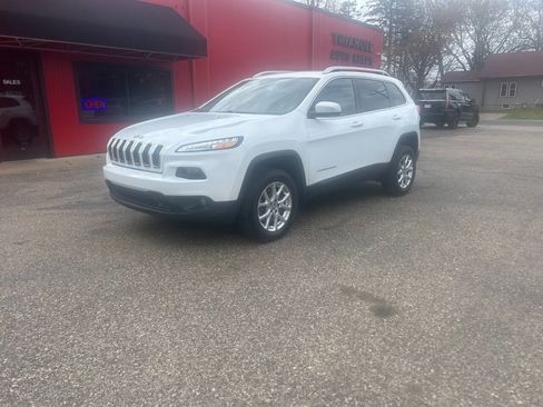 Used 2016 Jeep Cherokee Latitude w/ Comfort/Convenience Group AWD/4WD image 2
