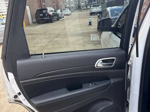 Used 2019 Jeep Grand Cherokee Altitude RWD image 4