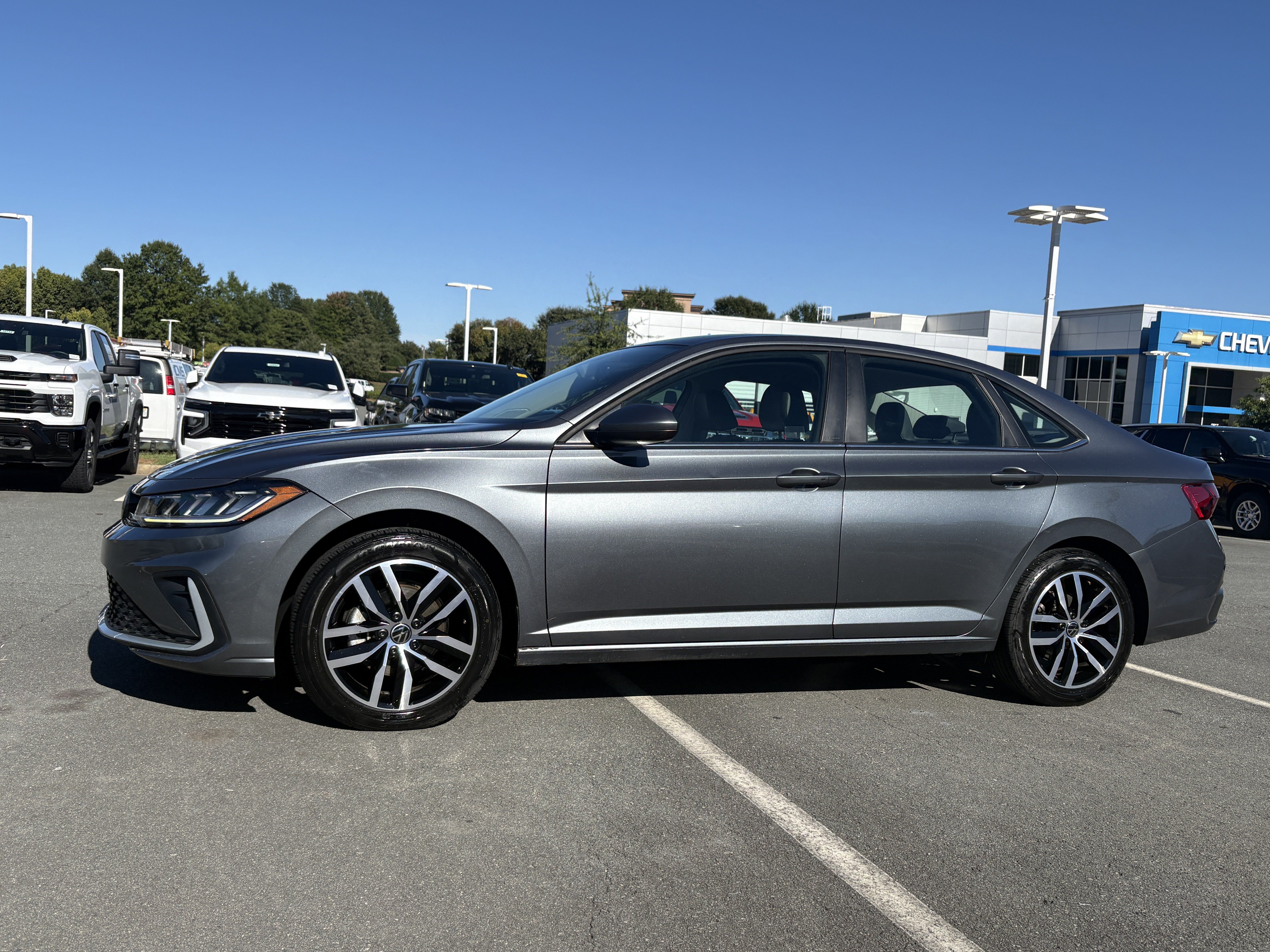 Used 2025 Volkswagen Jetta SE FWD image 1