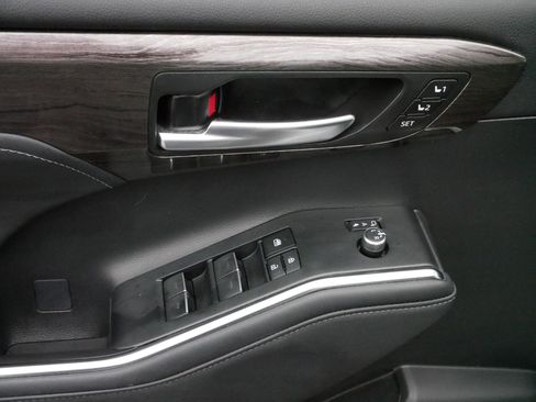 Used 2023 Toyota Highlander Platinum image 19