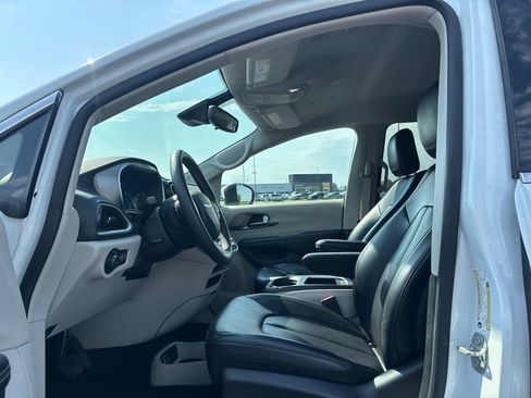Used 2023 Chrysler Pacifica Touring-L FWD image 10