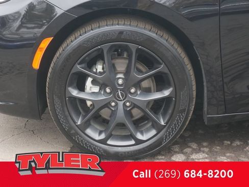 Used 2025 Chrysler Pacifica Limited FWD image 43