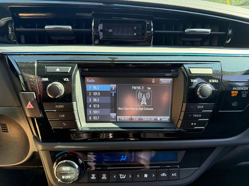 Used 2016 Toyota Corolla S Premium image 26