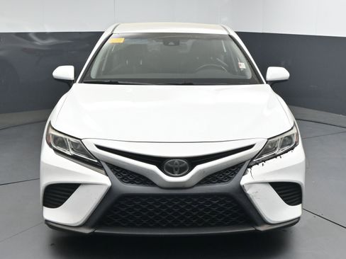 Used 2019 Toyota Camry SE image 2