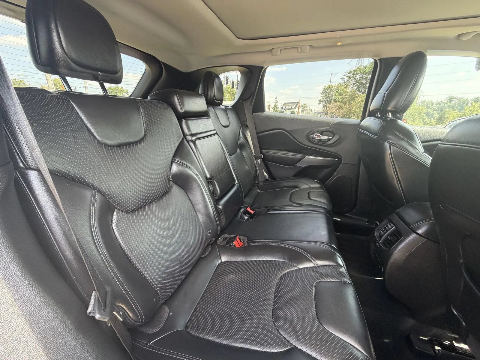 Used 2019 Jeep Cherokee Limited AWD/4WD image 17