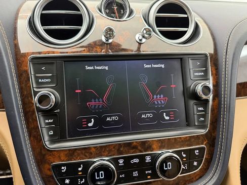Used 2017 Bentley Bentayga AWD/4WD image 28