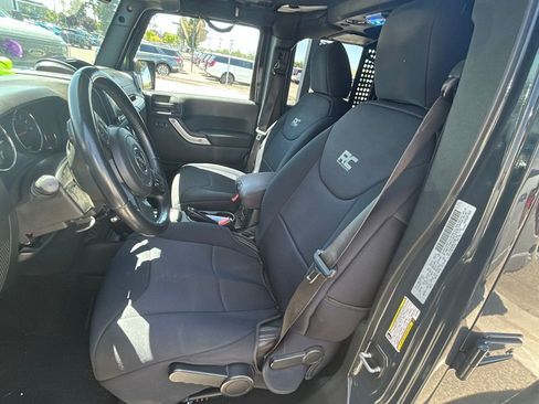 Used 2016 Jeep Wrangler Unlimited Sahara w/ Connectivity Group AWD/4WD image 3