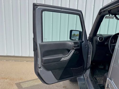 Used 2017 Jeep Wrangler Unlimited Sahara AWD/4WD image 12