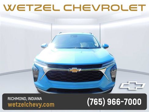 Used 2025 Chevrolet Trax LT FWD image 8