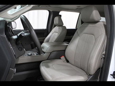 Used 2021 Ford Expedition Limited AWD/4WD image 6