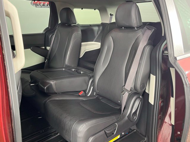 Used 2024 Kia Carnival EX FWD image 26