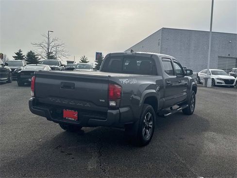 Used 2018 Toyota Tacoma TRD Sport image 5