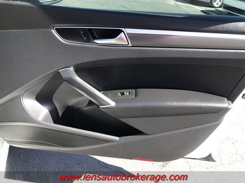 Used 2017 Volkswagen Passat 1.8T R-Line image 21