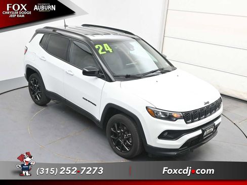 Used 2024 Jeep Compass Latitude w/ Convenience Group AWD/4WD image 24