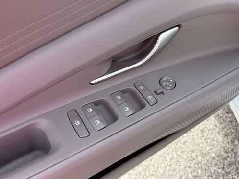 Used 2025 Hyundai Elantra SE FWD image 8