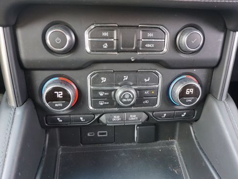 Used 2022 Chevrolet Suburban LT w/ Luxury Package RWD image 12