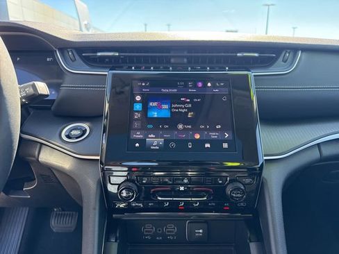 Used 2023 Jeep Grand Cherokee Laredo w/ Luxury Tech Group I image 21