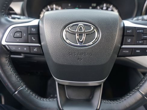 Used 2023 Toyota Highlander LE FWD image 8