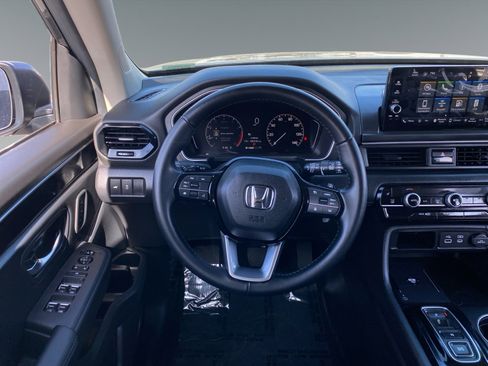 Used 2025 Honda Pilot EX-L image 12