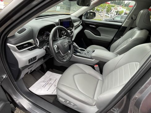 Certified 2025 Toyota Highlander XLE AWD/4WD image 11