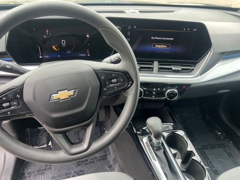 Used 2025 Chevrolet Trax LT FWD image 20