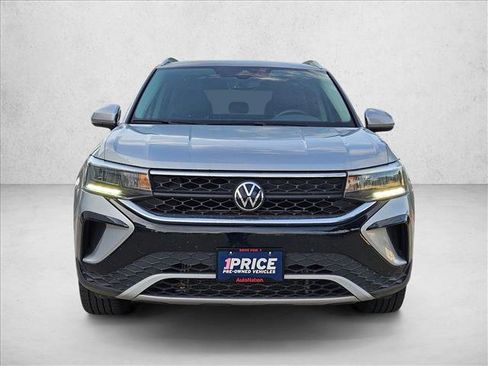 Used 2023 Volkswagen Taos SE w/ Panoramic Sunroof Package FWD image 2