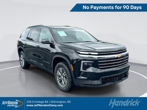Used 2025 Chevrolet Traverse LT FWD image 1