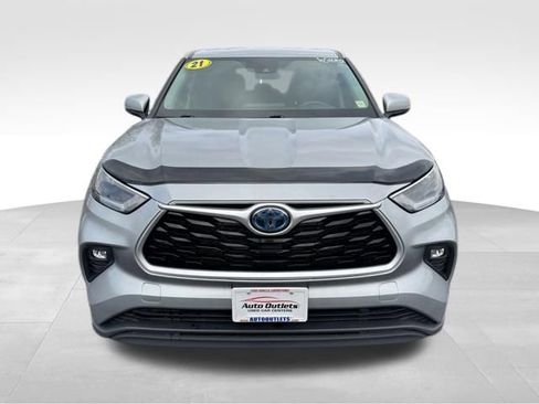 Used 2021 Toyota Highlander LE AWD/4WD image 2